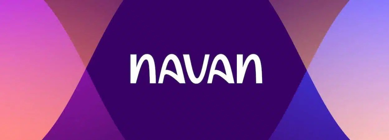 Navan ecris en blanc sur fond degrade de violet, rose et bleu