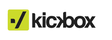 A gauche logo carre vert anis et a cote Kickbox ecris en noir