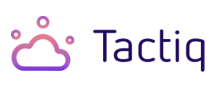 Tactiq ecris en bleu marine sur fond blanc et cote gauche un nuage violet et rose